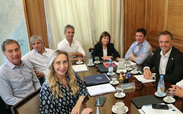 mesa-politica-manuel-adorni