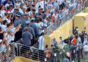 hinchas-argentinos-tribuna